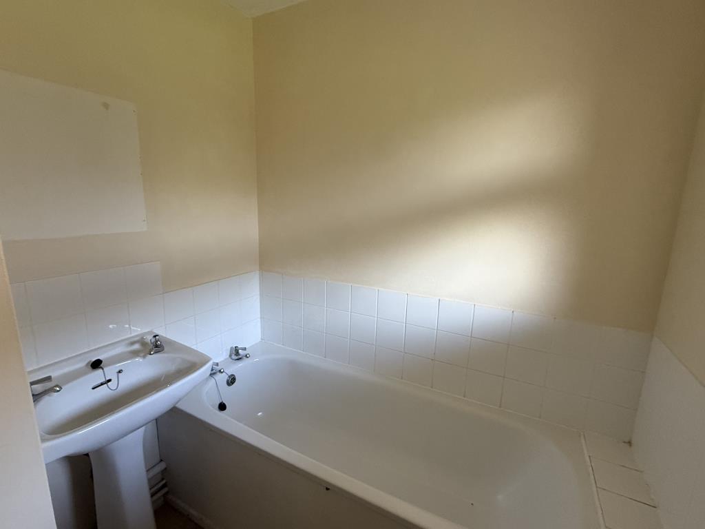 Lot: 176 - GROUND FLOOR FLAT FOR IMPROVEMENT - Bathroom in Flat for Improvement